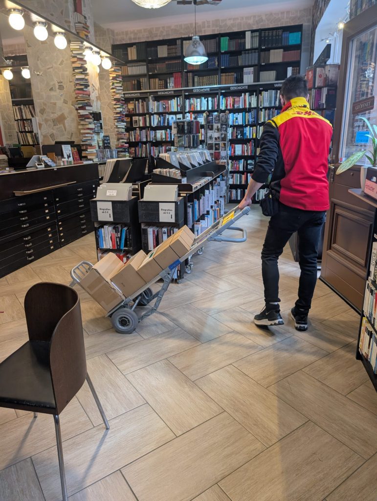 Anlieferung DHL im Central W33